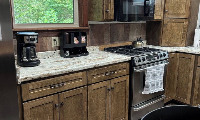 Dunlap Apartamento | Quiet, relaxing, Guest House with large porch on Cagle Mountain in Dunlap, Tn.