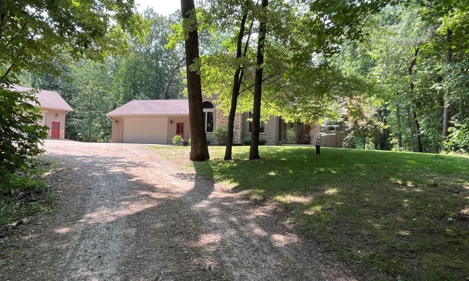 New London Casa | Quiet relaxing wooded property.