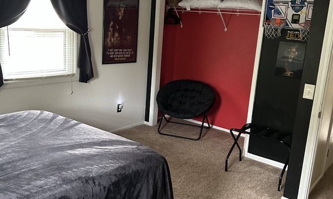 South Bend Casa | Quiet residence close to Notre Dame - sleeps 10 comfortably with room for more.