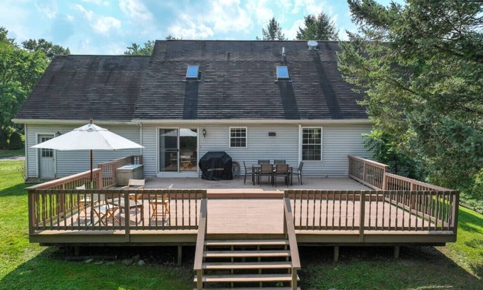 Skaneateles Casa | Quiet retreat near Village