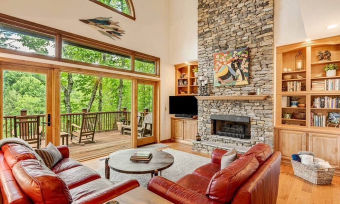 Sapphire Casa | Quiet Riverfront Retreat, 3 Decks, Lake/Kayaks