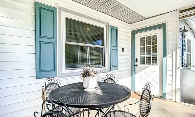Bonita Springs Casa | Quiet Riverside Cottage in Downtown Bonita Springs
