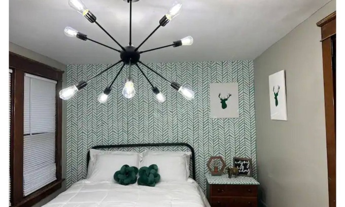 Warren Apartamento | Quiet room a block from Trumbull