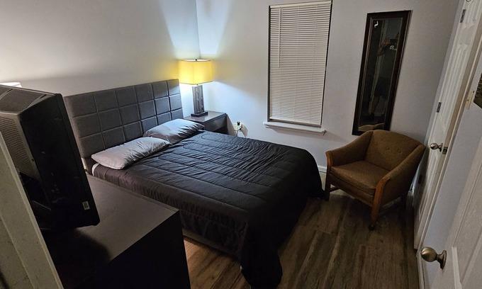 DeRidder Casa | Quiet room ideal for traveling professional.