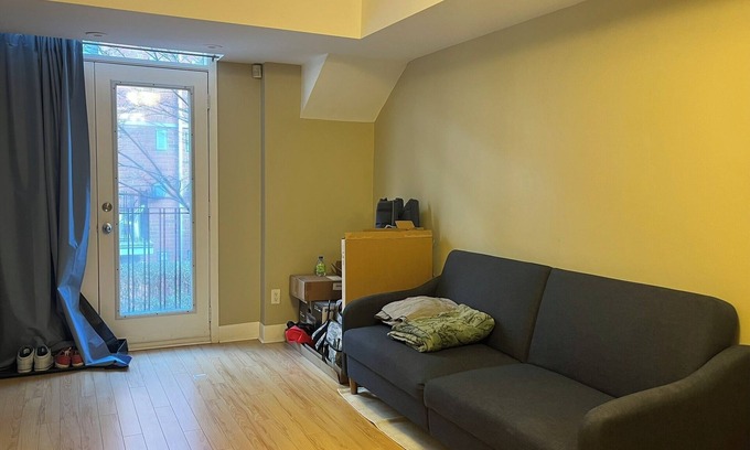 Church and Wellesley Apartamento | Quiet room near college station