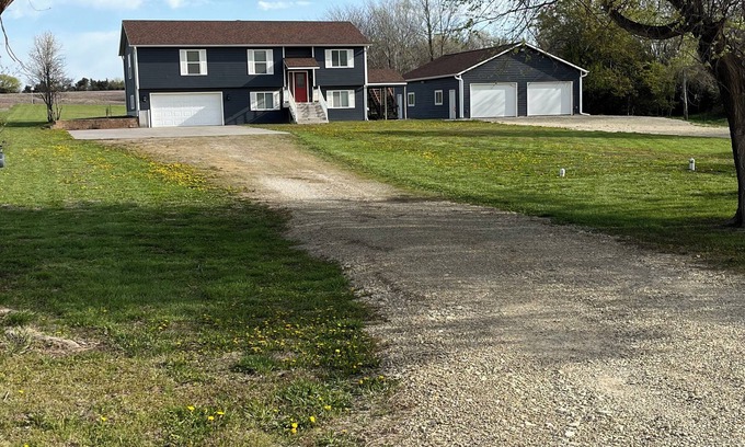 Milford Casa | Quiet rural neighborhood near Milford Lake
