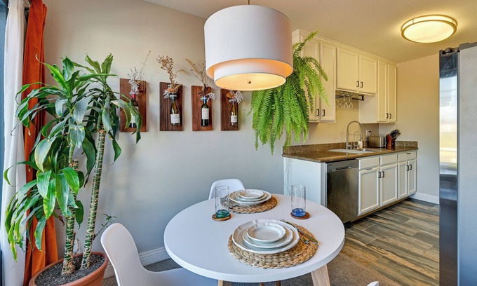 Normal Heights Condominio | Quiet San Diego Condo w/ Balcony, Pool & Hot Tub!