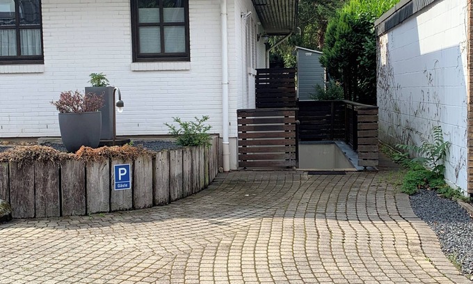 Langenfeld Apartamento | Quiet & spacious single room with top location and free parking space