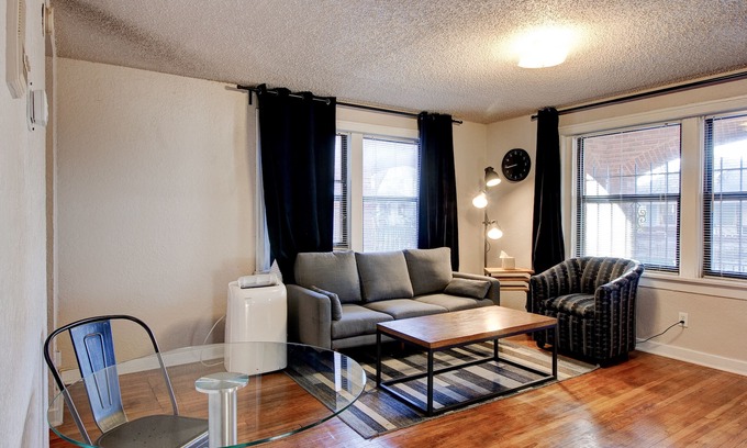 South Hyde Park Apartamento | Quiet & Spacious | Easy Check-in + W&D | Zencity