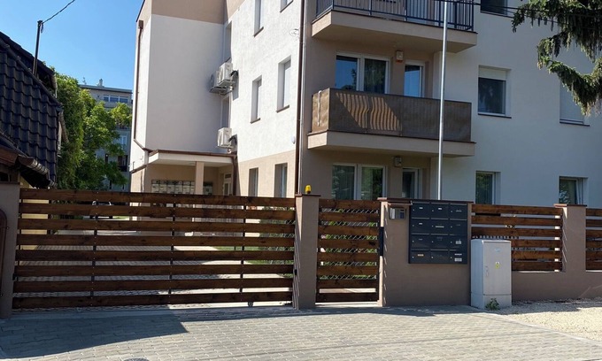 Erd Apartamento | Quiet street steps from downtown & train station, 12 mns from Downtown Budapest