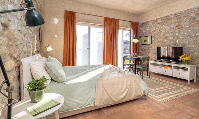 Cressa Apartamento | Spacious Studio Apartment with Garden in Restored Farmhouse