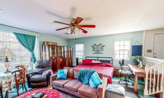 Fort Valley Cabina | Quiet Studio Backed by Woods, No Neighbors - Big Dog-Friendly Yard, Gas Grill