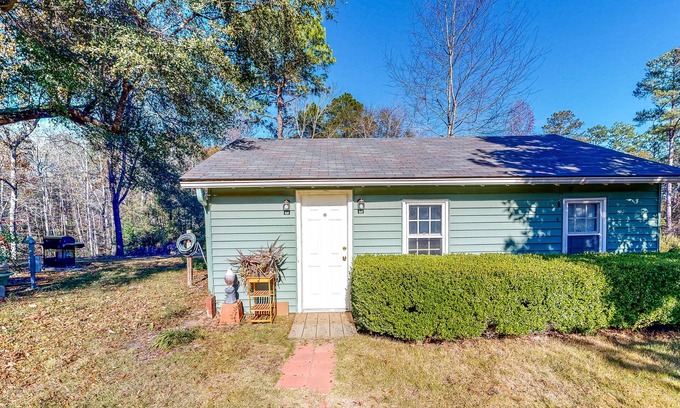 Fort Valley Cabina | Quiet studio backed by woods, large dog-friendly yard