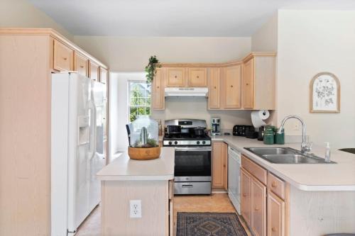 Mitchell Casa | Quiet Suburban Home with Art Deco Flair