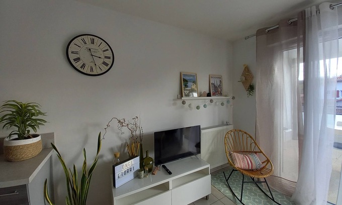 Saint-Pee-sur-Nivelle Apartamento | Quiet T2 with beautiful terrace in St Pée sur Nivelle