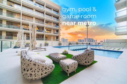 Dubai Apartamento | Quiet Top-Floor Studio Near Metro with Free Baby Gear