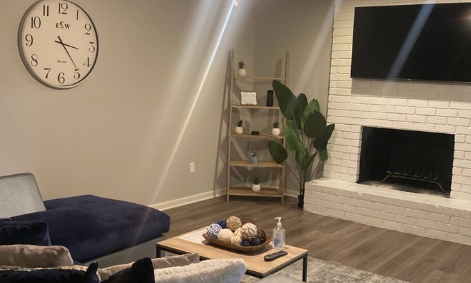Fondren Casa | Quiet Townhome close to Bars, Hospitals, and Football Stadium
