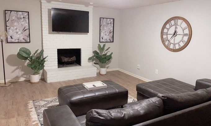 Fondren Casa | Quiet Townhome within distance of Bars, Hospitals, football Stadium