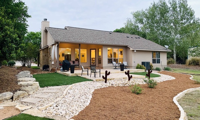 Boerne Casa | Quiet tree lined street, 1 minute from downtown Boerne