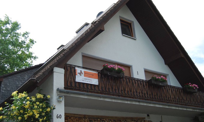 Velbert Apartamento | Apartamento tranquilo en el campo con balcón.