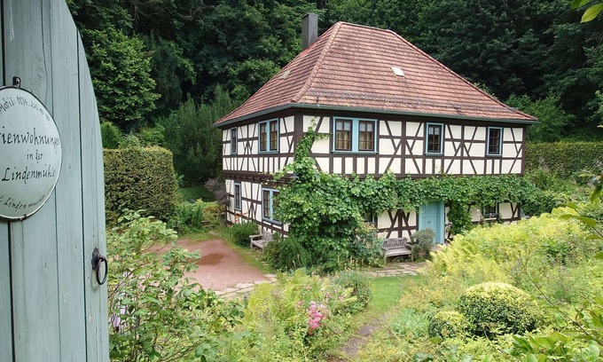 Bad Liebenstein Apartamento | Quiet vacation apartment in Glücksbrunn Castle Park - right next to Altenstein Park