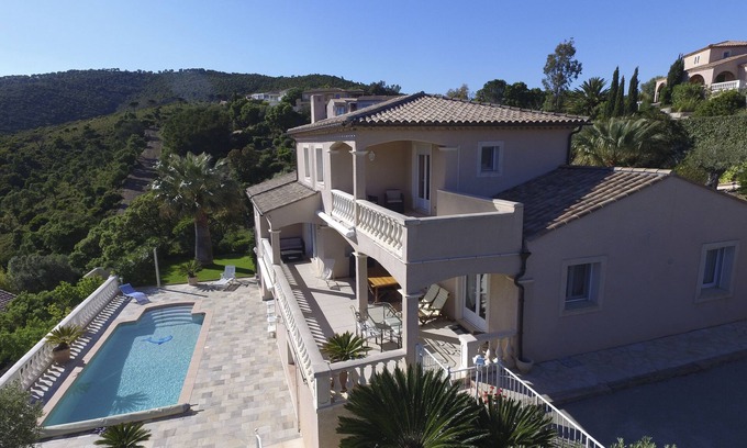 Roquebrune-sur-Argens Villa | Villa con piscina con vistas al mar y a las colinas en un parque seguro con tenis a 1 km de la playa