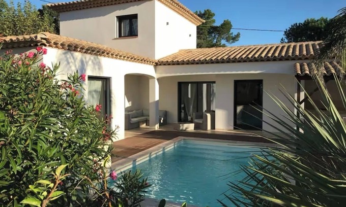 Preconil Villa | Villa tranquila, vista a las colinas cerca del mar, piscina climatizada, CLIM