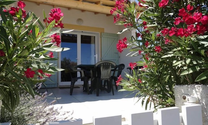Saint-Pierre-la-Mer Villa | Villa St Pierre la Mer en pequeño edificio tranquilo, cerca del mar.