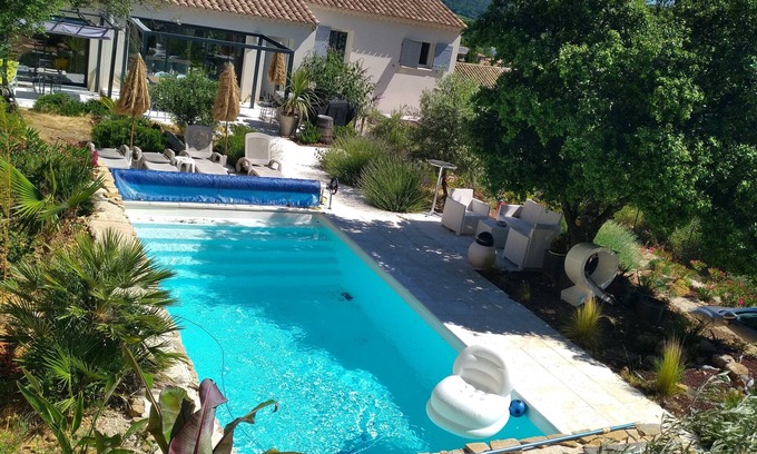 Bagnols-sur-Ceze Villa | Quiet villa on the edge of the forest