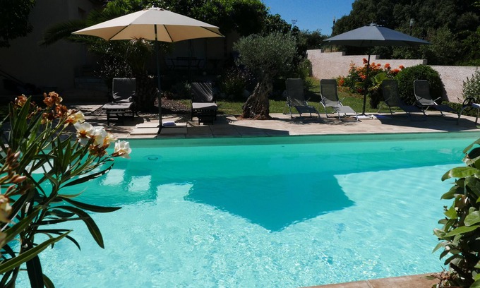 Grabels Villa | chalet con piscina de borde del matorral