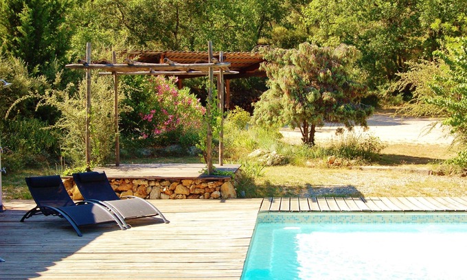 Entrecasteaux Villa | Villa tranquila, piscina y jacuzzi en el corazón de la verde Provenza.