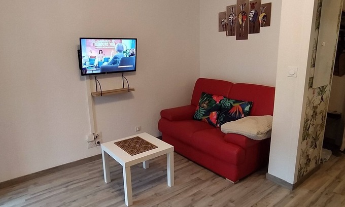 Lourdes Apartamento | Quiet, well-located 1 bed 140 + bed with 2 extra beds. covered digicode parking.