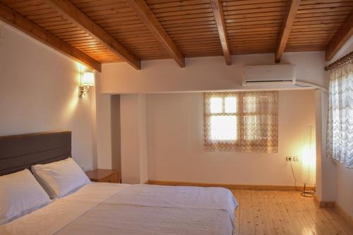 Lavreotiki Villa | Quiet Wood-Style Maisonette
