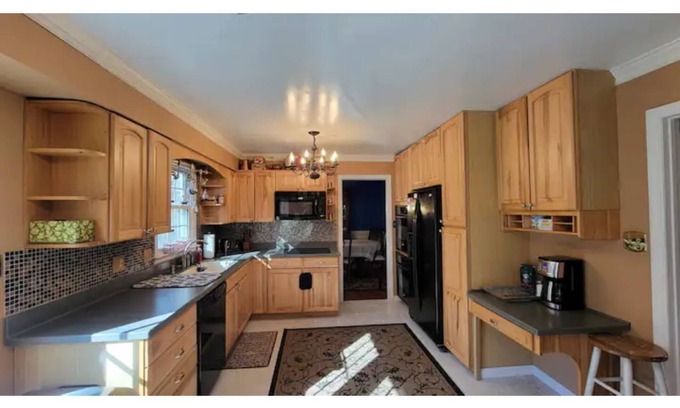 Manassas Casa | Quiet Wooded Retreat - Cohosted by Chau and John
