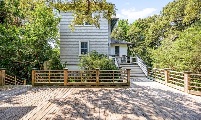 Cape Fear Station Casa | Quiet, Wooded Sanctuary - Shoals and BHI Club Avail - Dog Friendly - 20% August