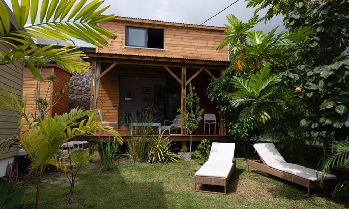 Les Avirons Casa | Casa de madera tranquila, vistas al mar y al jardín.
