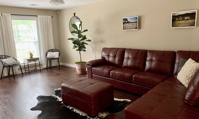Perry Casa | Quincy Ranch ~ Pet Friendly 3 bedroom 2 bath home