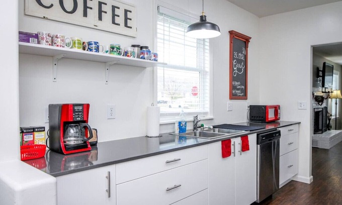 Baker City Apartamento | Quinn`s Cottage! Adorable Downtown Home!