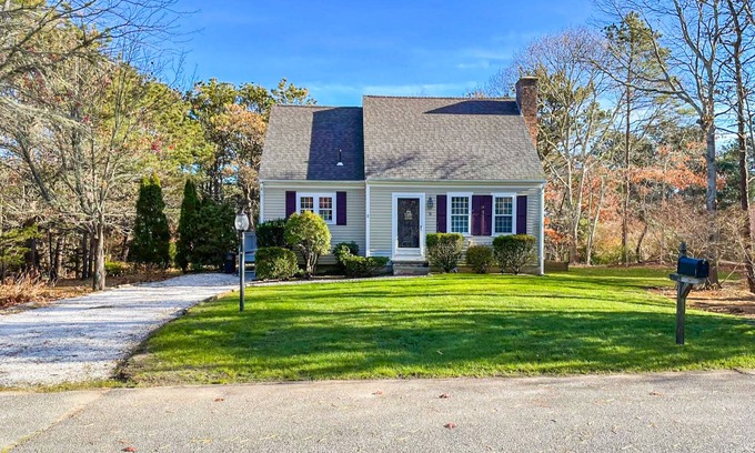 Dennis Casa | Quintessential Cape Cod Home. Beautiful Beaches, Chip Shot to Golf and Town
