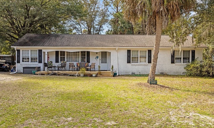 Isle of Palms Casa | Quintessential Family Beach Cottage / Easy Walk to Beach!