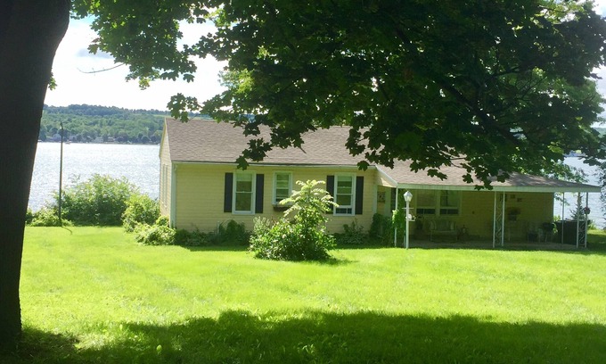 Geneseo Cabaña | ¡QUINTESSENTIAL FINGER LAKES COTTAGE! ¡EL ENCANTO SE ENCUENTRA EN ESTA ACOGEDOR LAGO GEFRONT GEM!