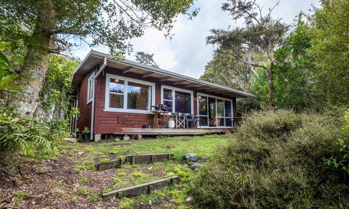 Kuratau Cabaña | Quintessential Kiwi Kuratau Bach right on the lake front