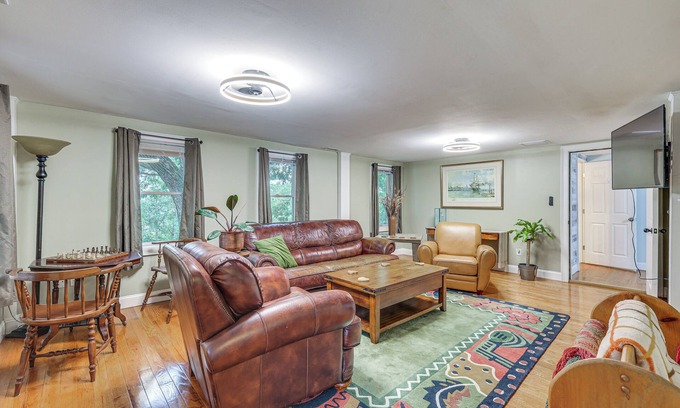 Putnam Casa | Quintessential New England Home w/ Patio & Grill!
