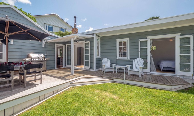 Russell Cabaña | Quintessential Russell Cottage Right In The Heart Of The Village