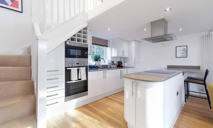Edgware Casa | Quirky 3 Bdr 2 Bath Cottage with Parking