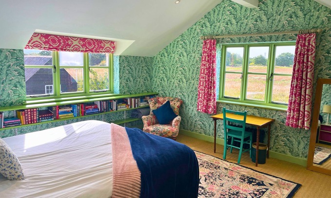 Faringdon Otro | Quirky and Unique Farm House; A Perfect Writers Retreat