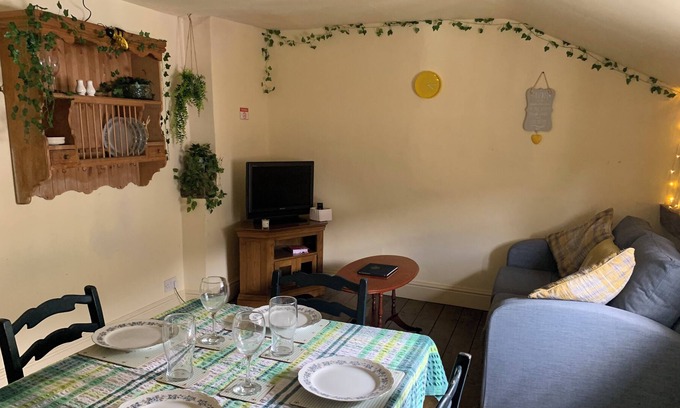 Leominster Apartamento | Quirky Apartment Above a Working Cafe in Historical Market Town