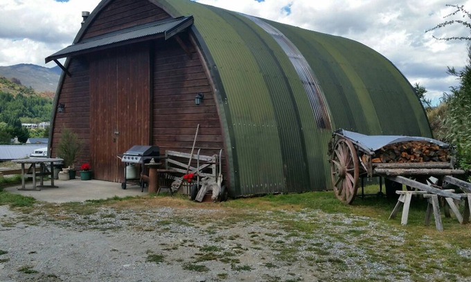 Arthur's Point Casa | Quirky Barn Stay Experience, fully insulated, warm, beautiful mountain views,