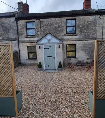 Corsham Casa | Quirky Cottage - Dogs Welcome