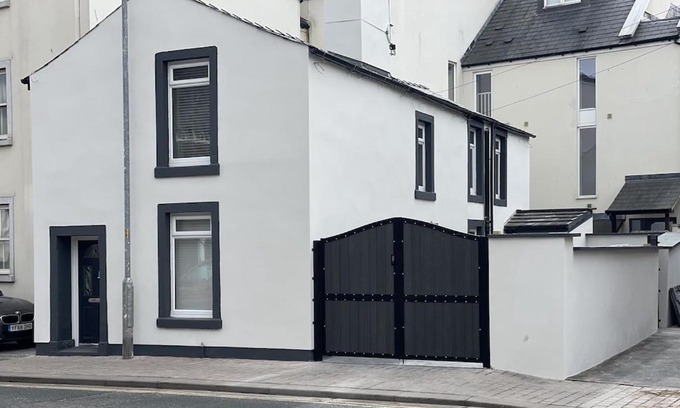 Penrith Casa | Quirky cottage in the centre of Penrith with a Hot Tub